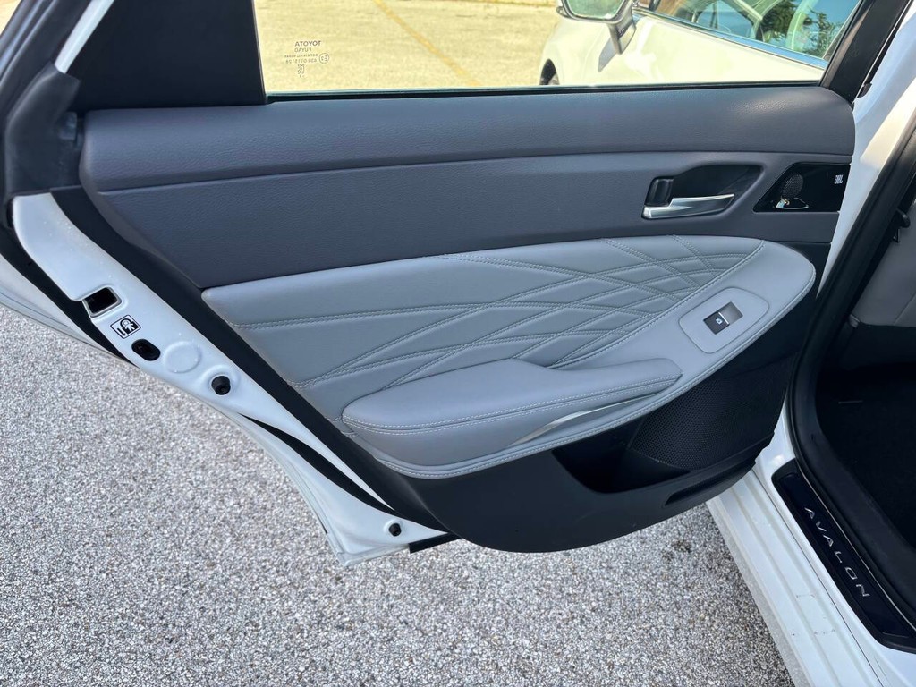 Toyota Avalon Vehicle Full-screen Gallery Image 15