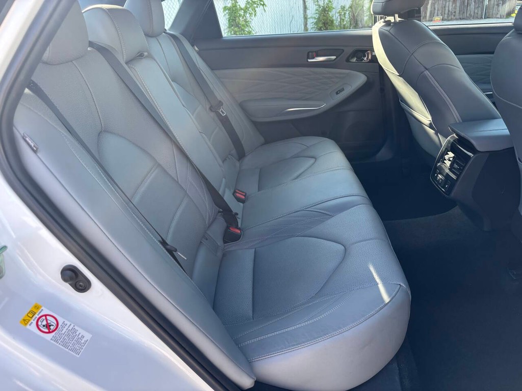 Toyota Avalon Vehicle Full-screen Gallery Image 16