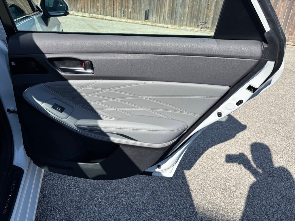 Toyota Avalon Vehicle Full-screen Gallery Image 17