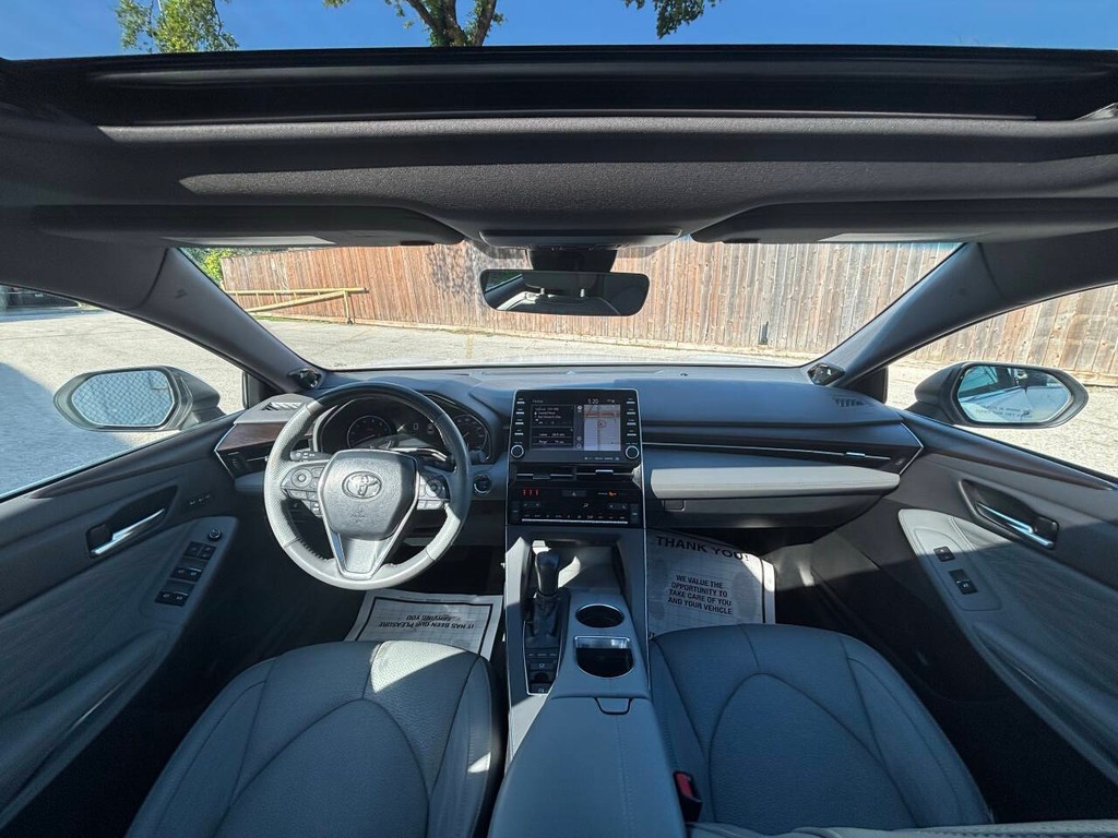 Toyota Avalon Vehicle Full-screen Gallery Image 19