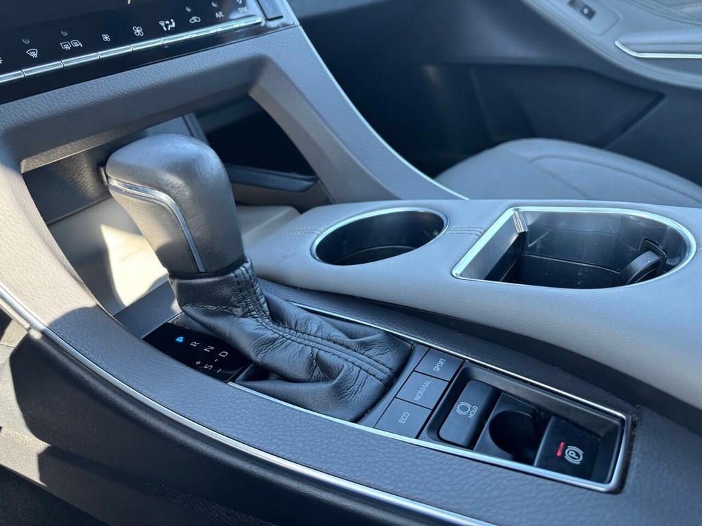 Toyota Avalon Vehicle Full-screen Gallery Image 23