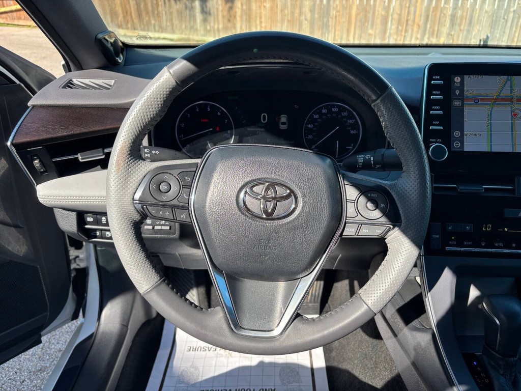 Toyota Avalon Vehicle Full-screen Gallery Image 24