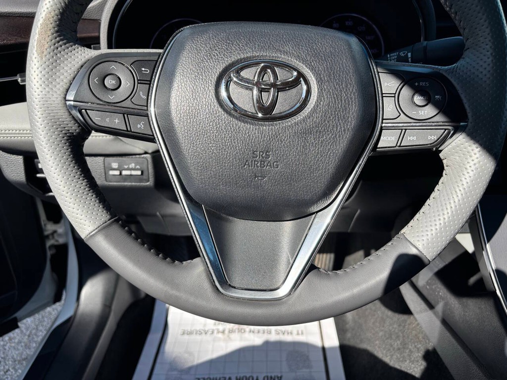 Toyota Avalon Vehicle Full-screen Gallery Image 25