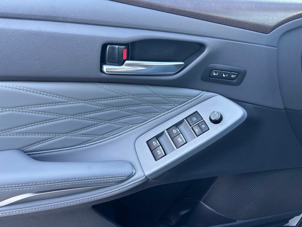 Toyota Avalon Vehicle Full-screen Gallery Image 26