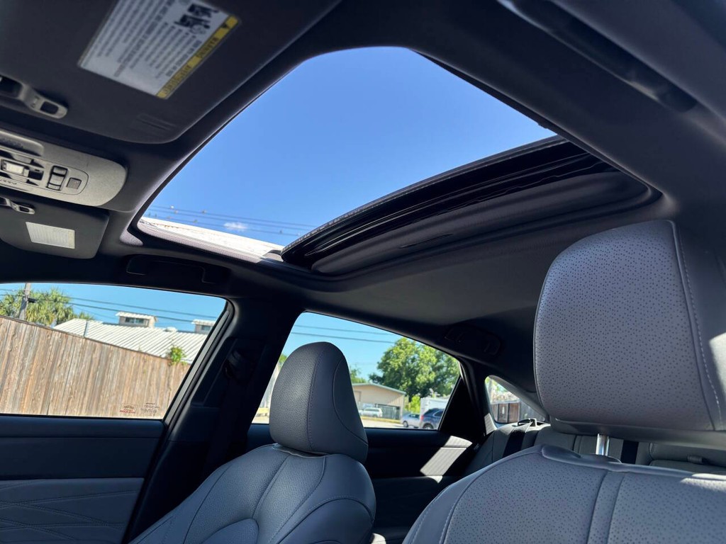 Toyota Avalon Vehicle Full-screen Gallery Image 30