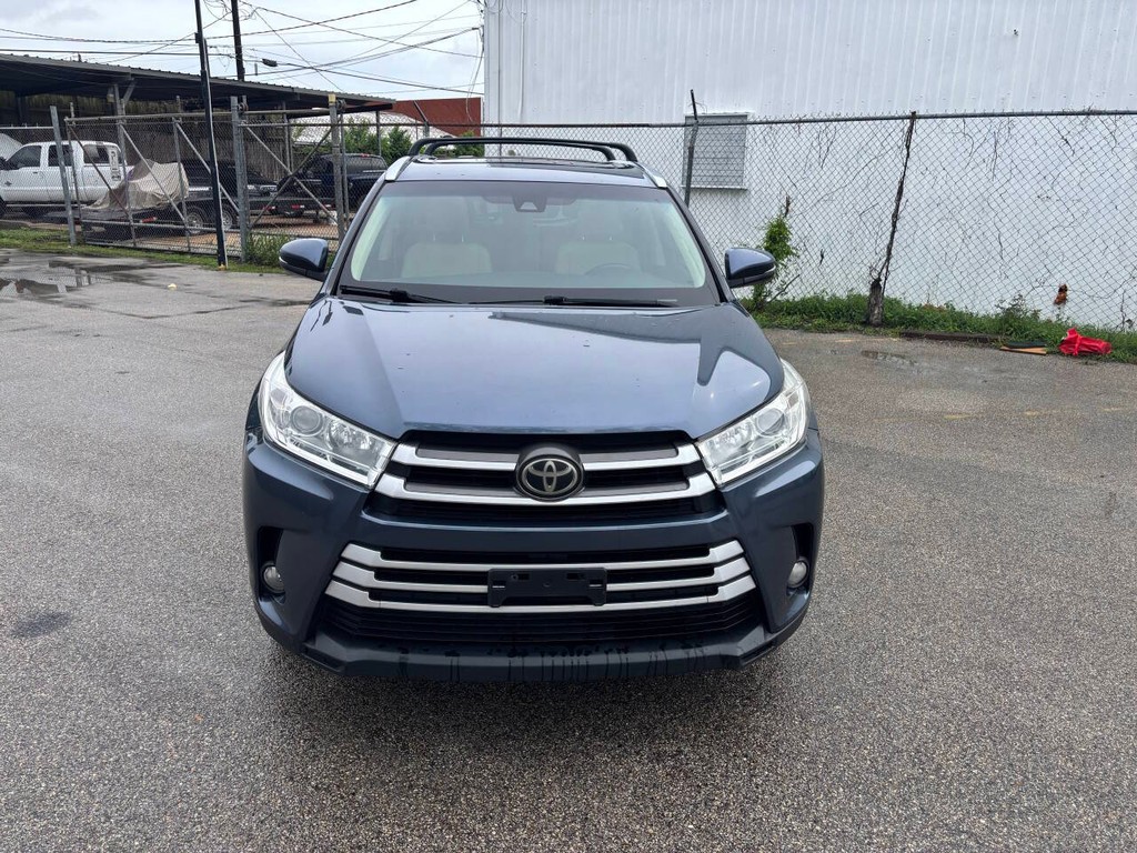 Toyota Highlander Vehicle Full-screen Gallery Image 02