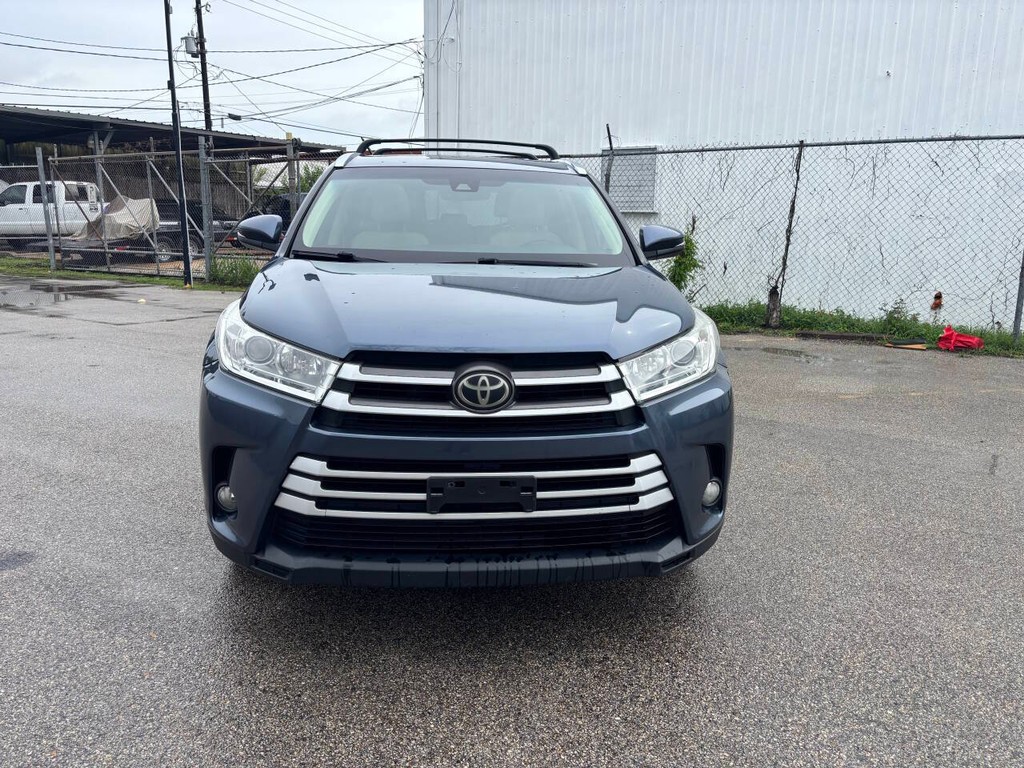 Toyota Highlander Vehicle Full-screen Gallery Image 03