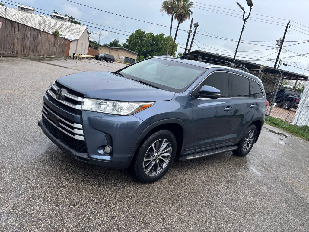 Toyota Highlander Vehicle Full-screen Gallery Image 04