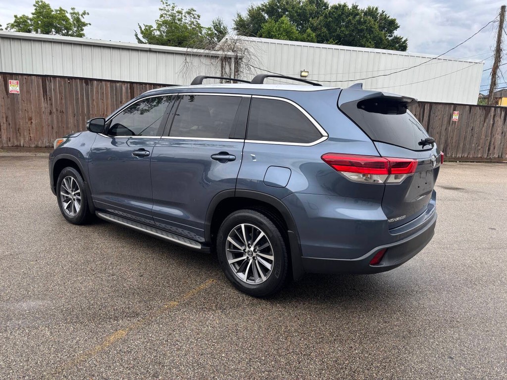 Toyota Highlander Vehicle Full-screen Gallery Image 05