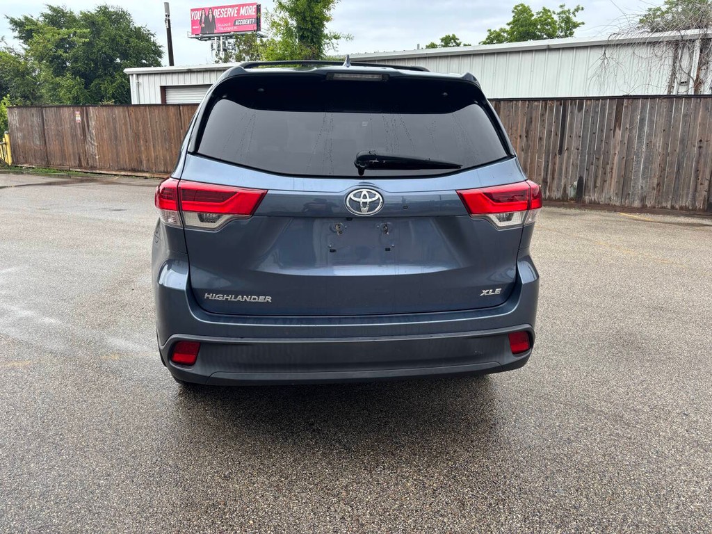 Toyota Highlander Vehicle Full-screen Gallery Image 06