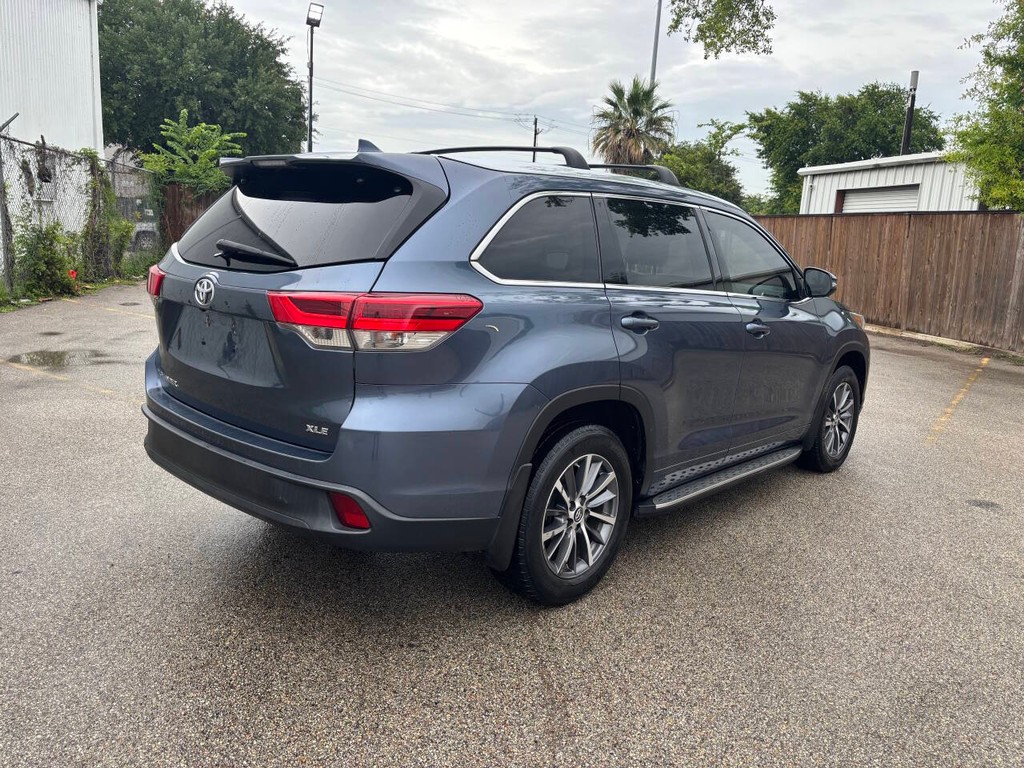 Toyota Highlander Vehicle Full-screen Gallery Image 07