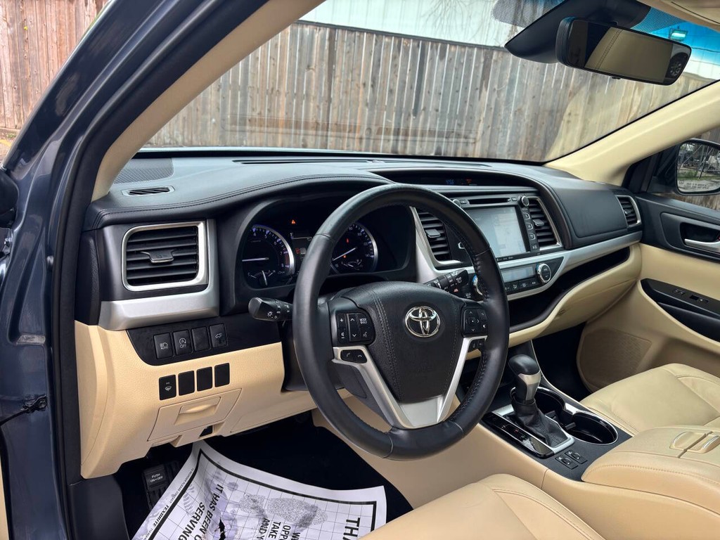 Toyota Highlander Vehicle Full-screen Gallery Image 08