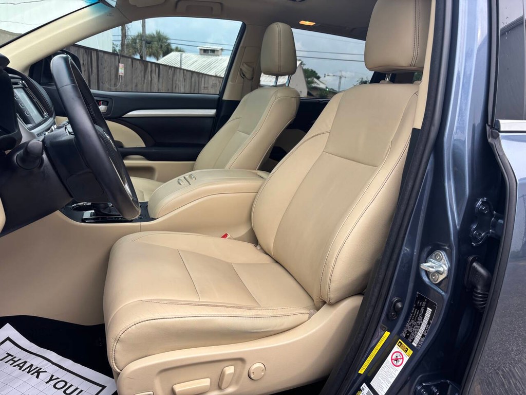 Toyota Highlander Vehicle Full-screen Gallery Image 09