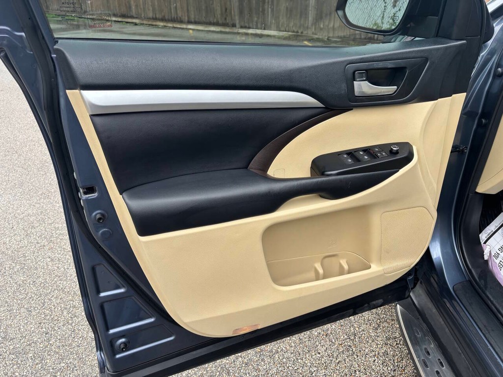 Toyota Highlander Vehicle Full-screen Gallery Image 10