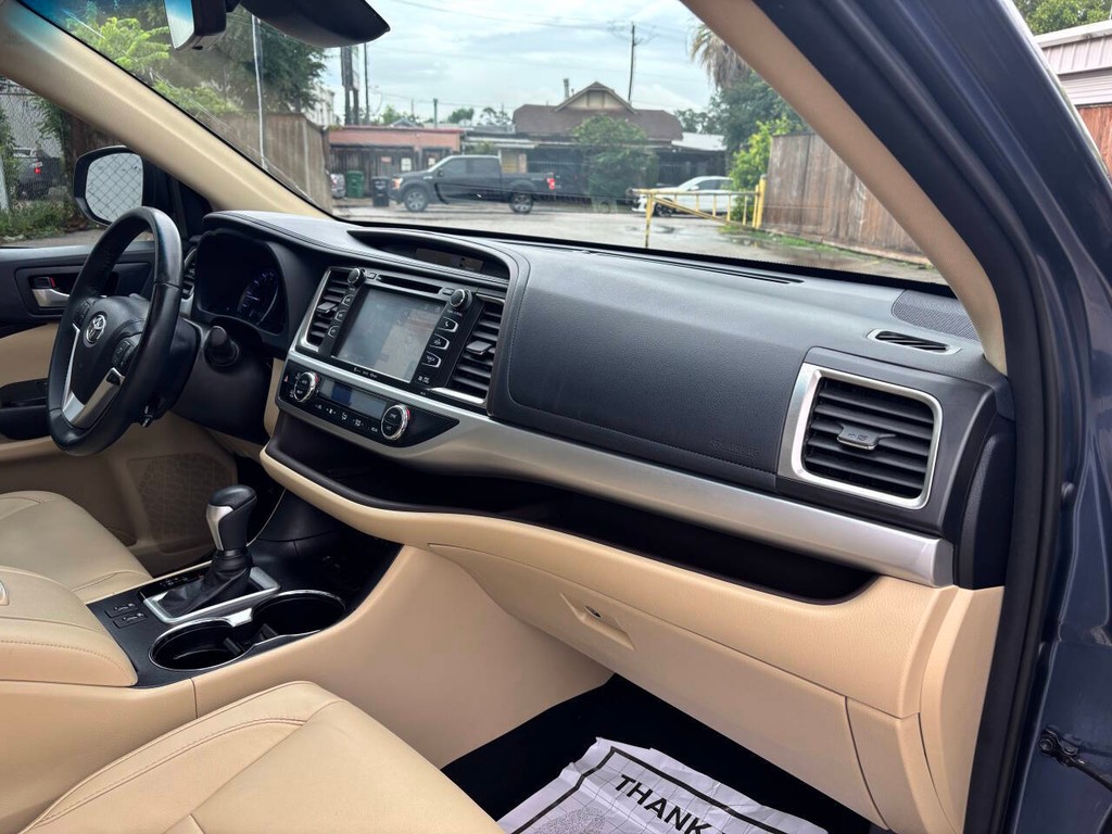 Toyota Highlander Vehicle Full-screen Gallery Image 11