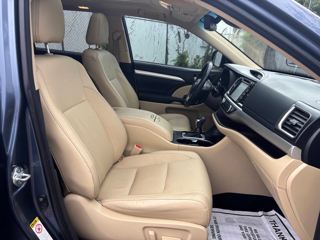 Toyota Highlander Vehicle Full-screen Gallery Image 12