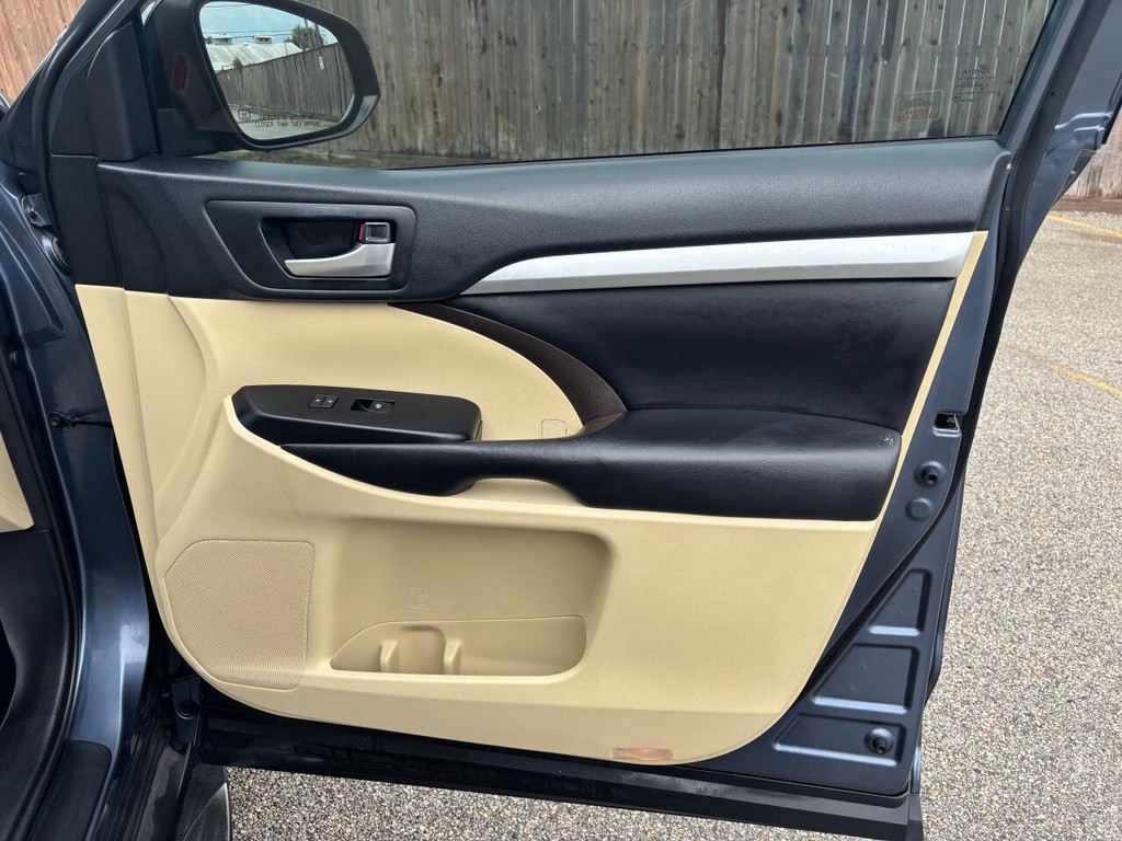 Toyota Highlander Vehicle Full-screen Gallery Image 13