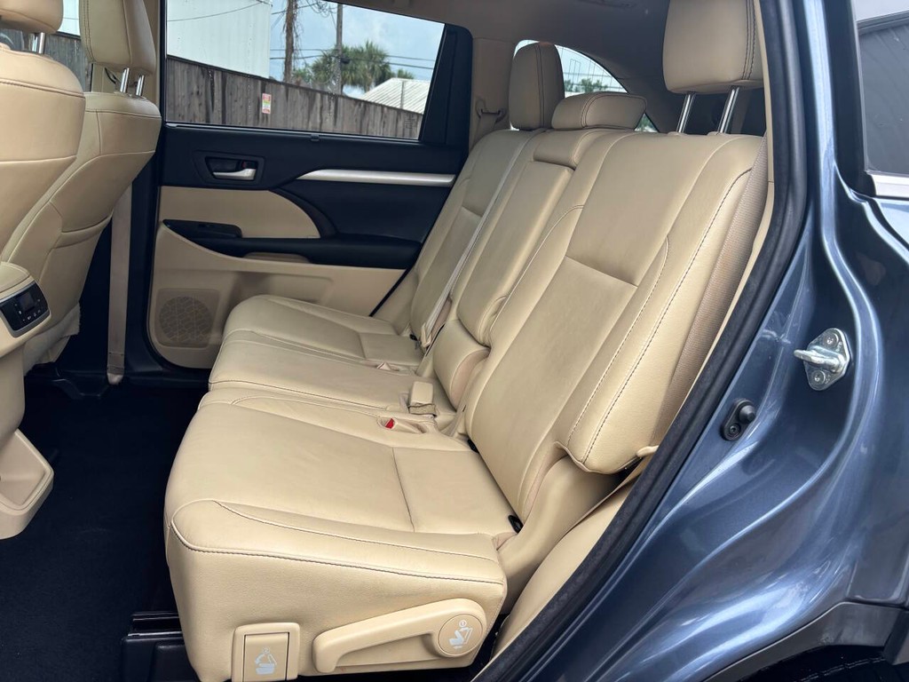 Toyota Highlander Vehicle Full-screen Gallery Image 14