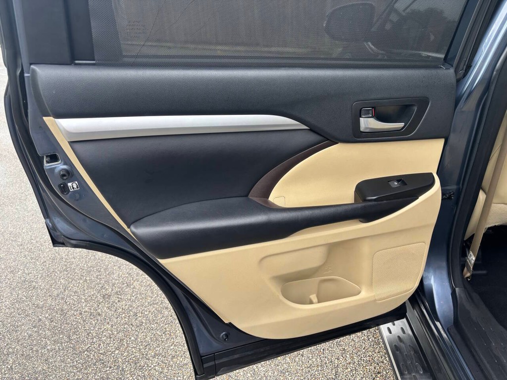 Toyota Highlander Vehicle Full-screen Gallery Image 15