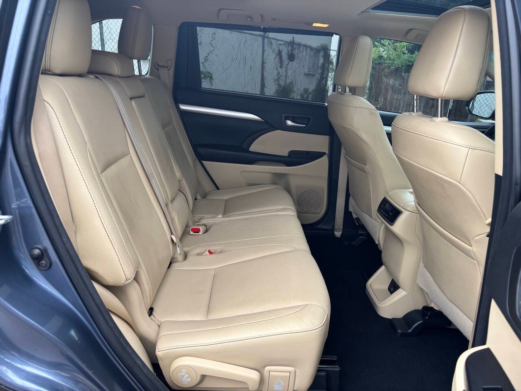 Toyota Highlander Vehicle Full-screen Gallery Image 16