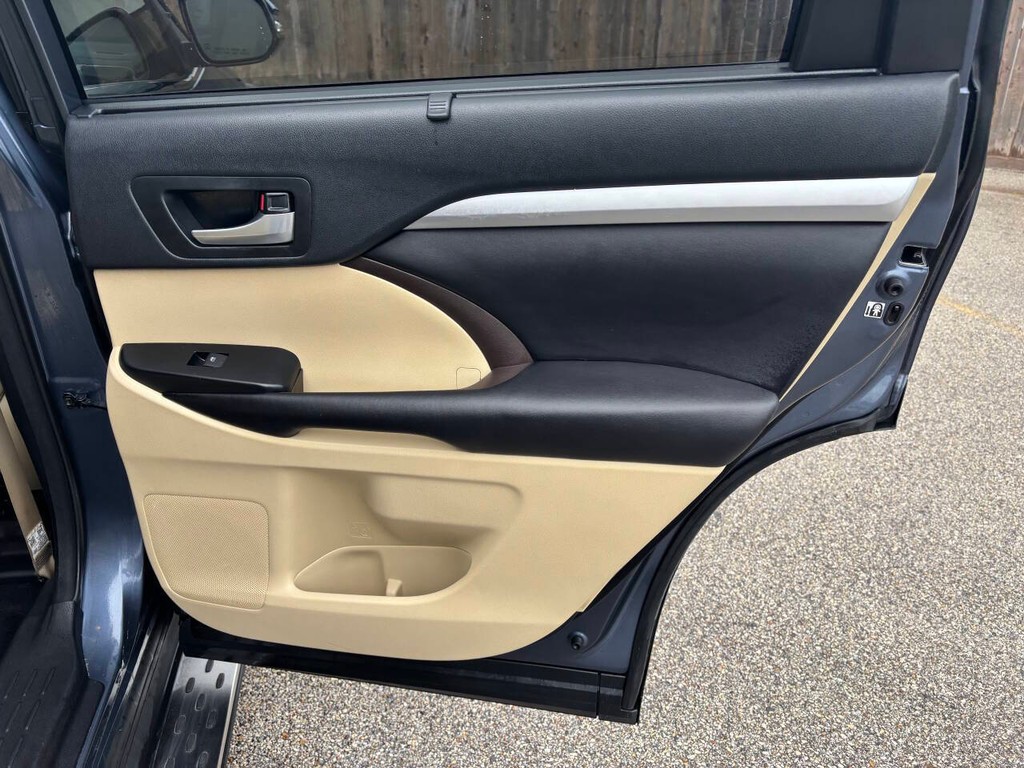 Toyota Highlander Vehicle Full-screen Gallery Image 17