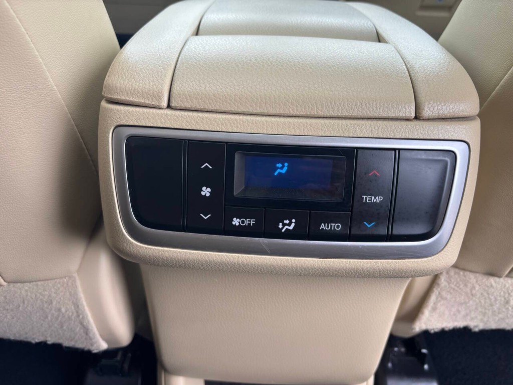 Toyota Highlander Vehicle Full-screen Gallery Image 20
