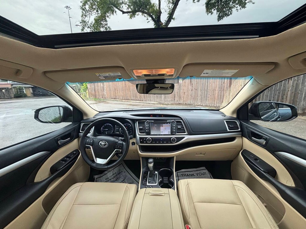 Toyota Highlander Vehicle Full-screen Gallery Image 21