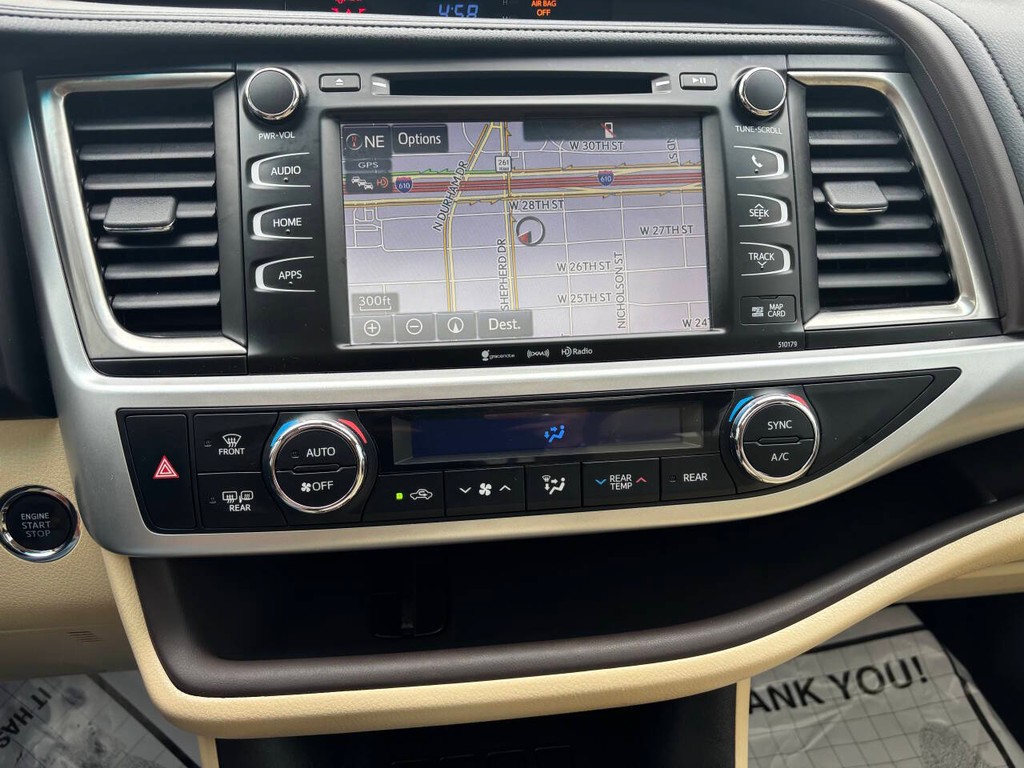 Toyota Highlander Vehicle Full-screen Gallery Image 22