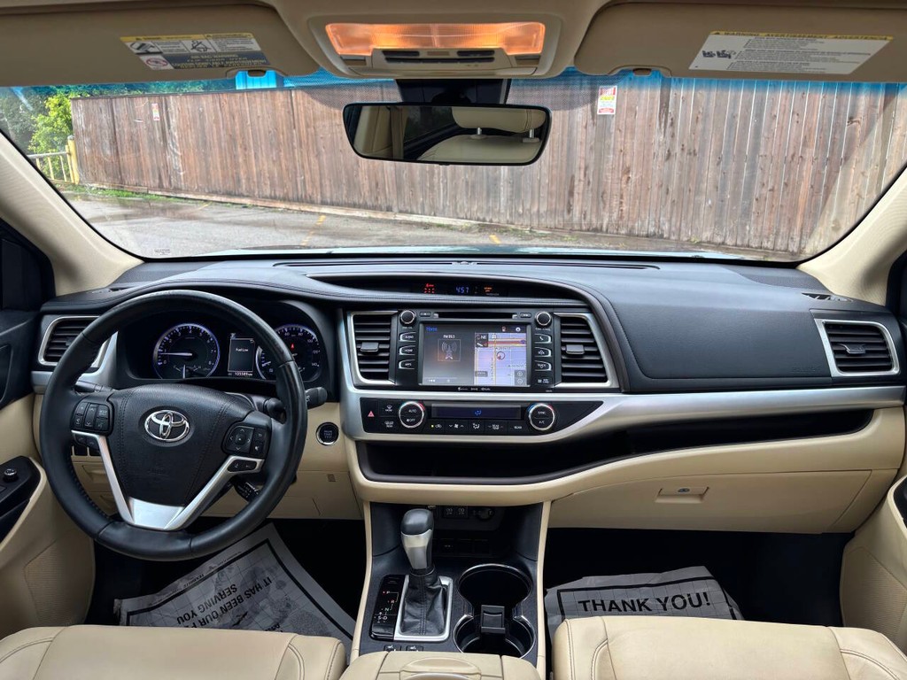 Toyota Highlander Vehicle Full-screen Gallery Image 23
