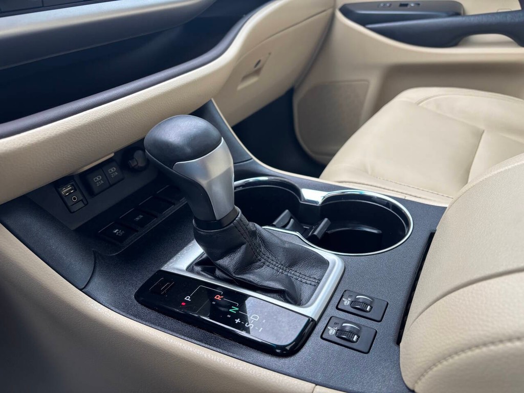 Toyota Highlander Vehicle Full-screen Gallery Image 24