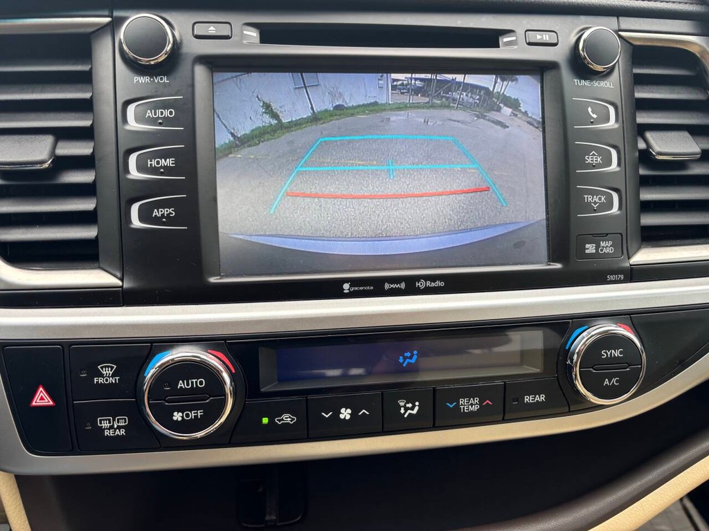 Toyota Highlander Vehicle Full-screen Gallery Image 25
