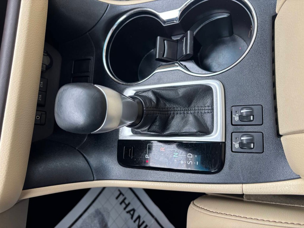 Toyota Highlander Vehicle Full-screen Gallery Image 27