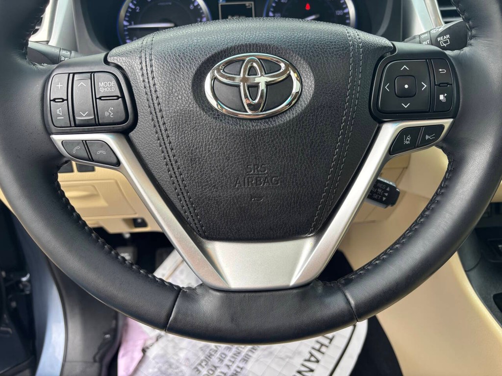 Toyota Highlander Vehicle Full-screen Gallery Image 28
