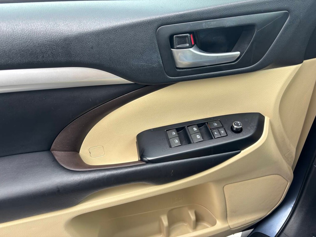 Toyota Highlander Vehicle Full-screen Gallery Image 29
