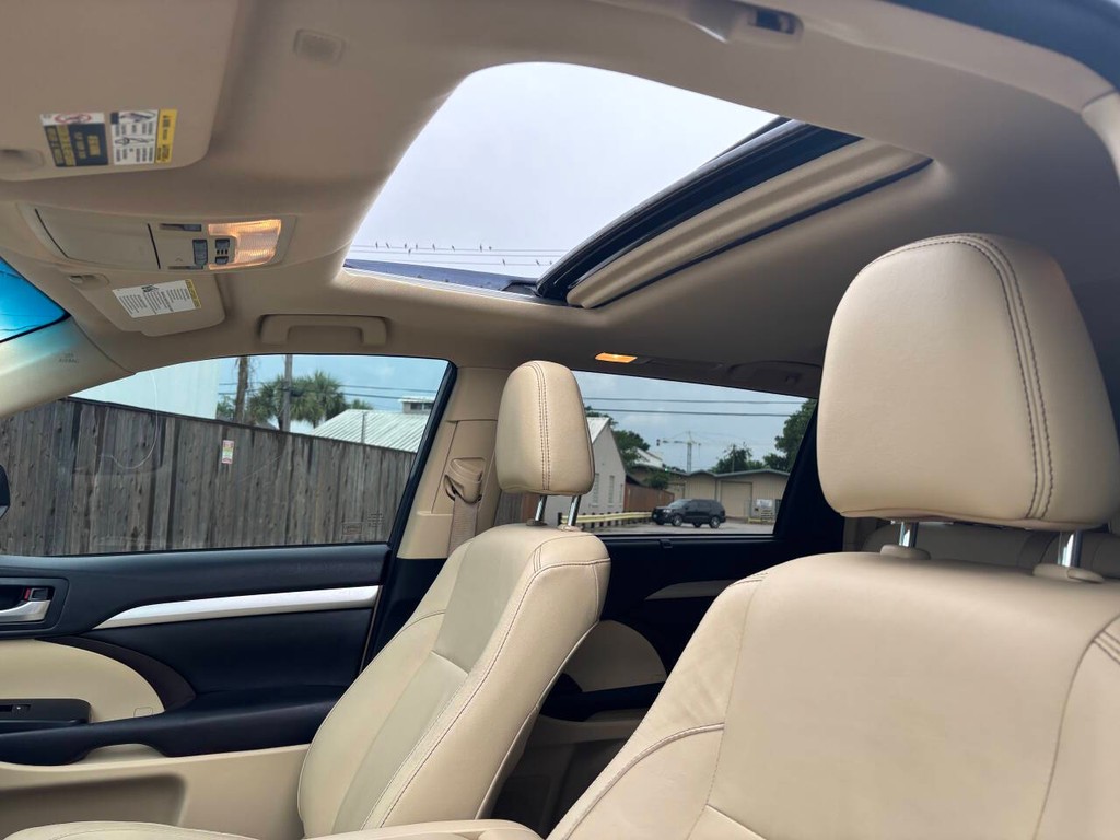 Toyota Highlander Vehicle Full-screen Gallery Image 32