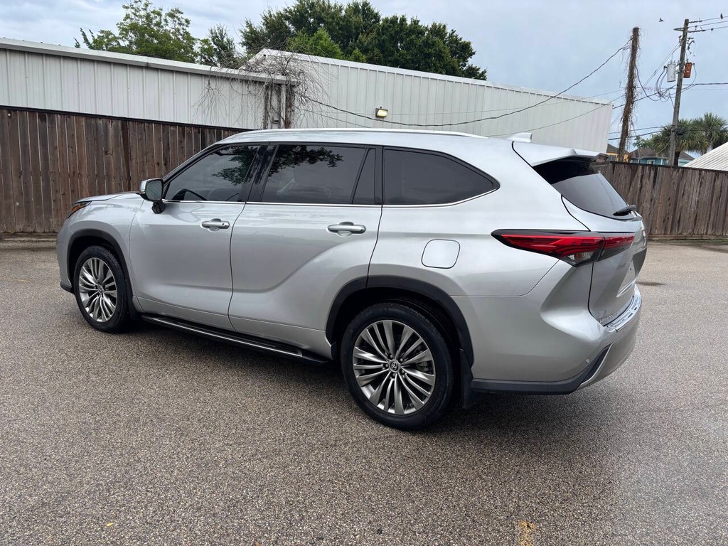Toyota Highlander Vehicle Full-screen Gallery Image 05