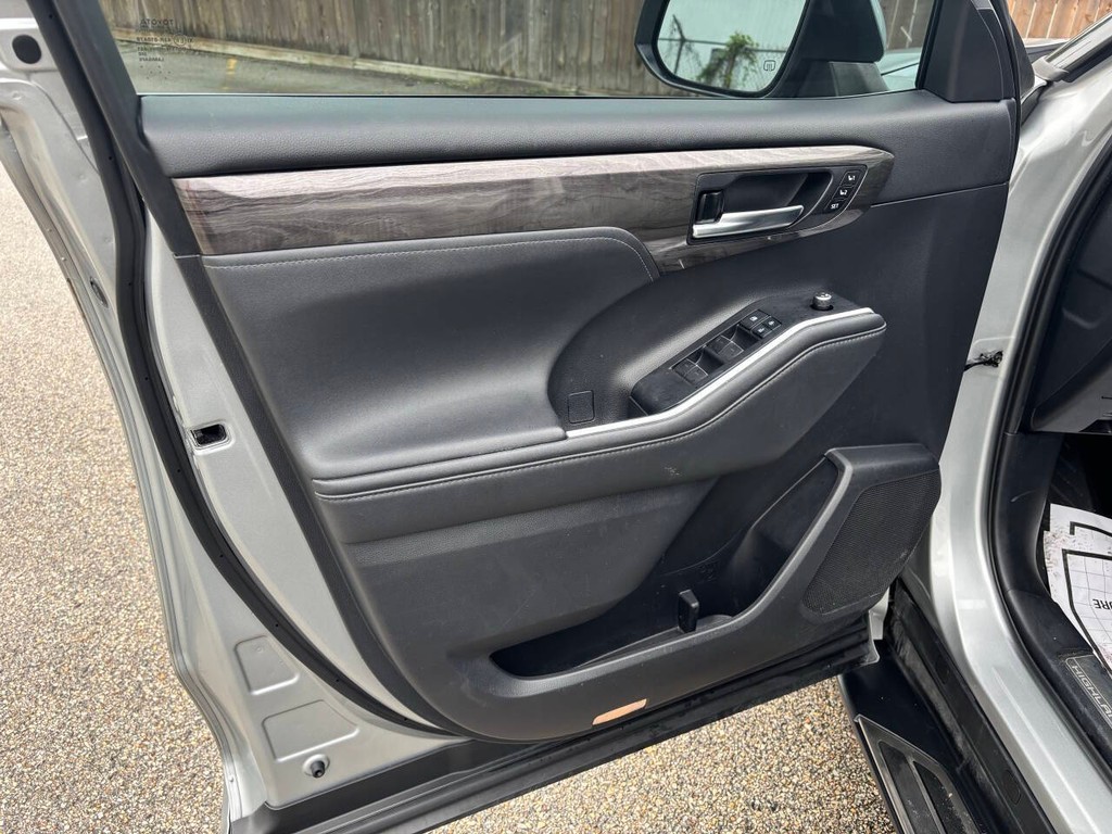 Toyota Highlander Vehicle Full-screen Gallery Image 10