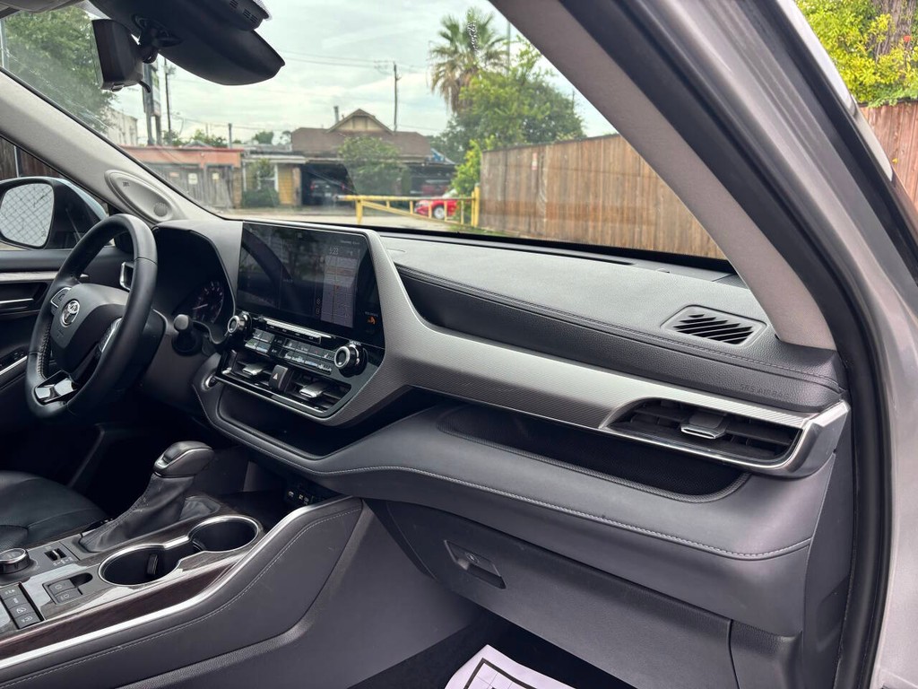 Toyota Highlander Vehicle Full-screen Gallery Image 11
