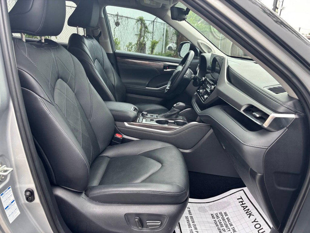 Toyota Highlander Vehicle Full-screen Gallery Image 12