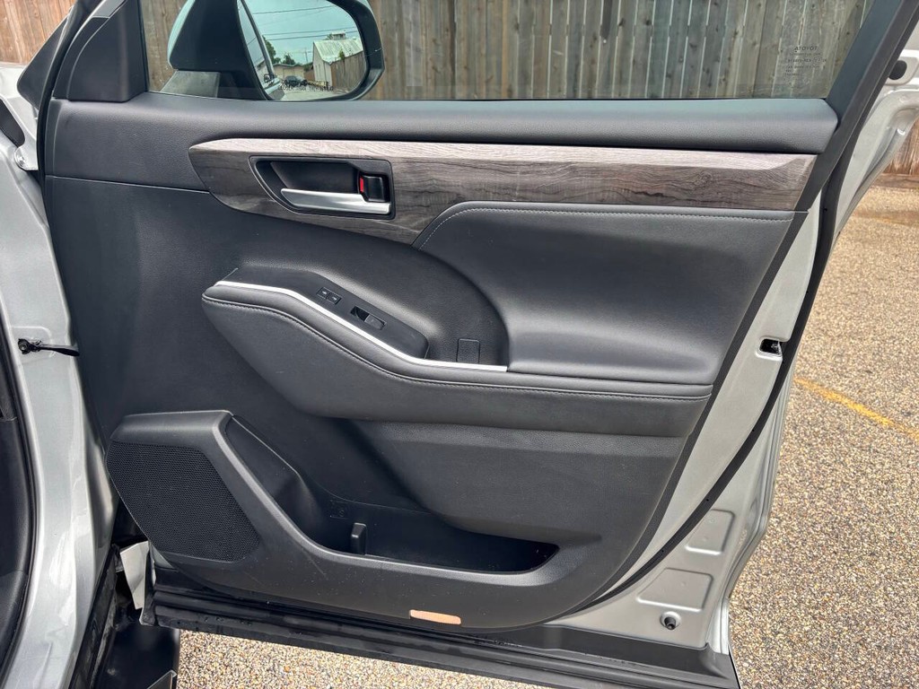 Toyota Highlander Vehicle Full-screen Gallery Image 13