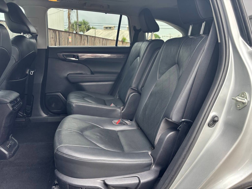 Toyota Highlander Vehicle Full-screen Gallery Image 14