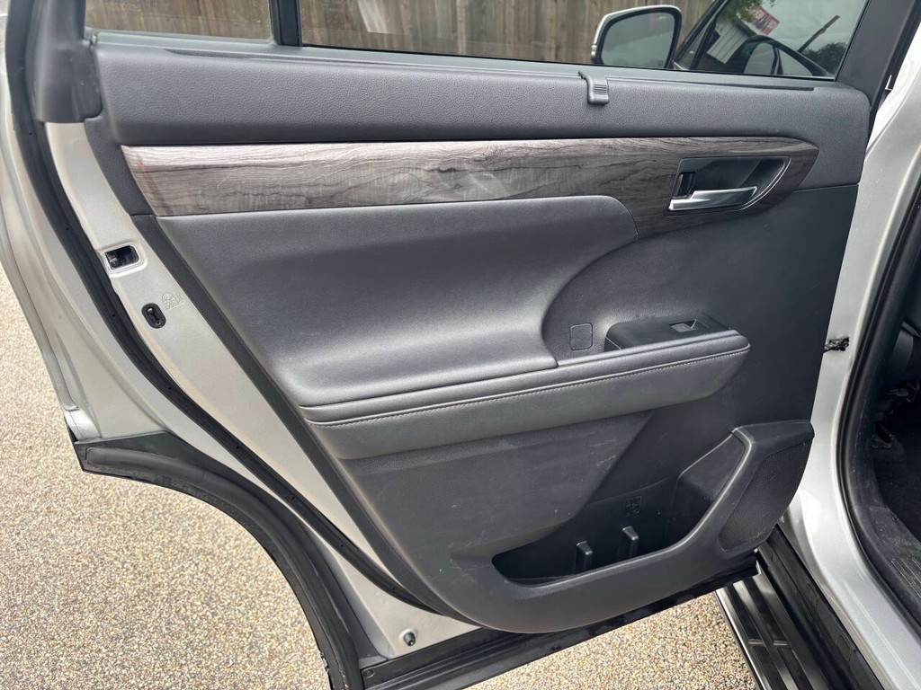 Toyota Highlander Vehicle Full-screen Gallery Image 15