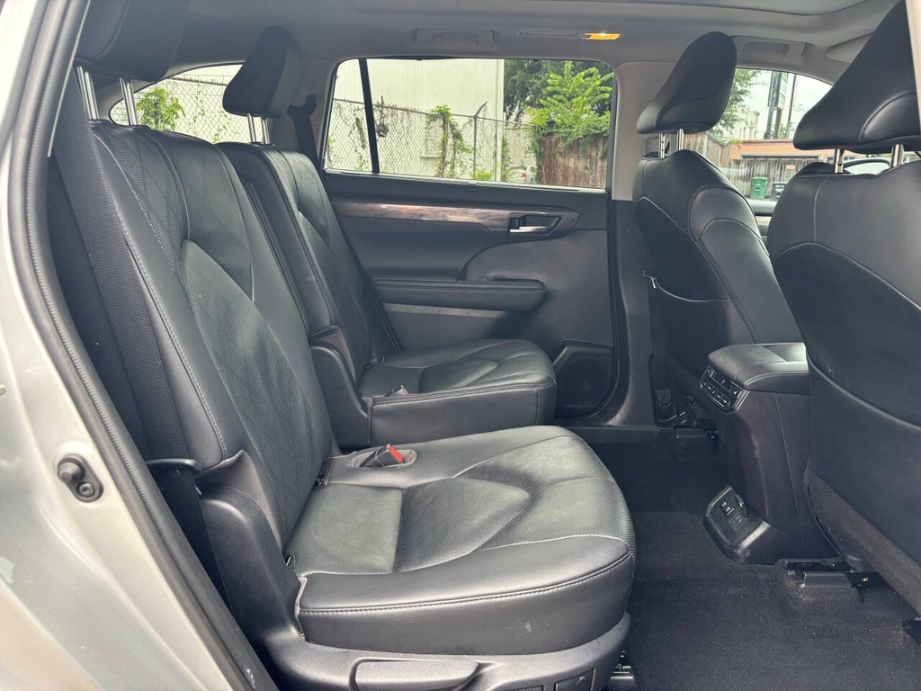 Toyota Highlander Vehicle Full-screen Gallery Image 16