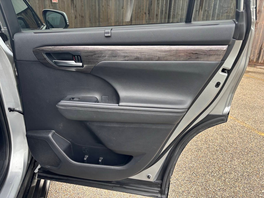 Toyota Highlander Vehicle Full-screen Gallery Image 17