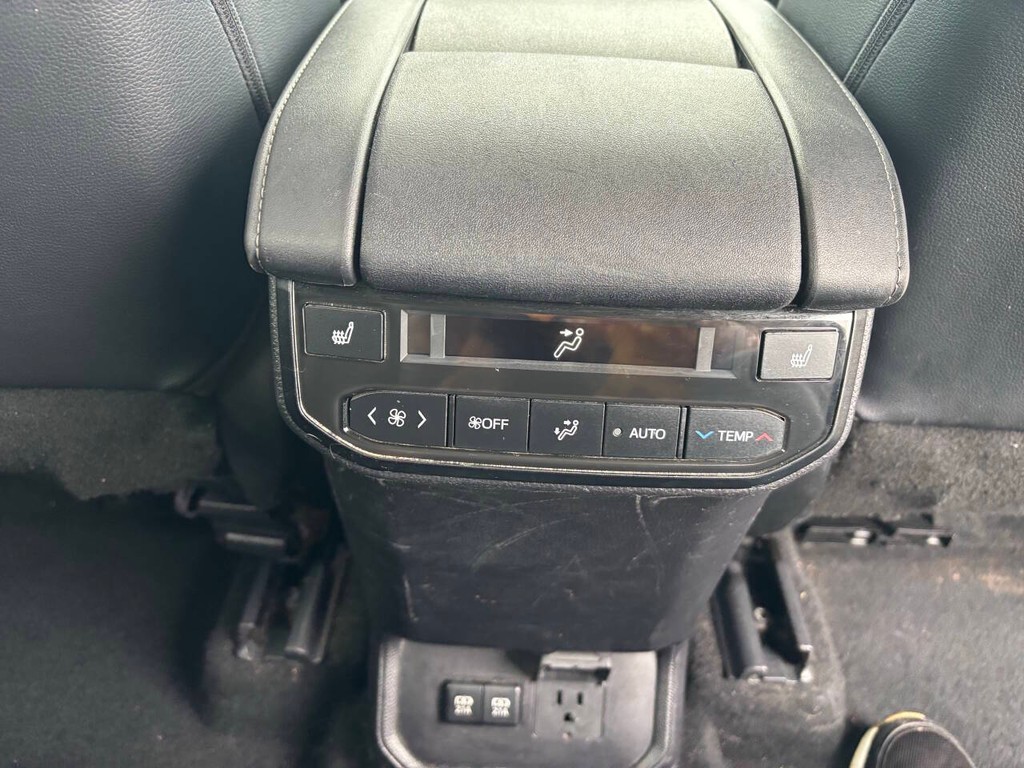 Toyota Highlander Vehicle Full-screen Gallery Image 20
