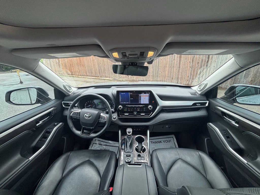 Toyota Highlander Vehicle Full-screen Gallery Image 21