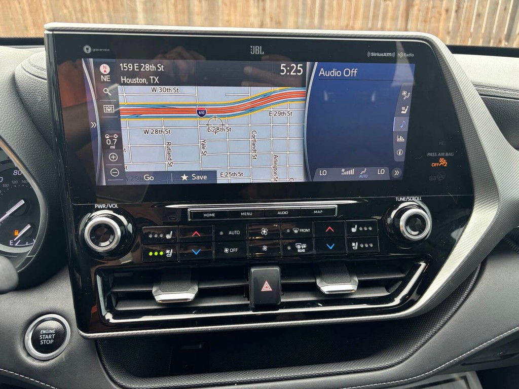 Toyota Highlander Vehicle Full-screen Gallery Image 23