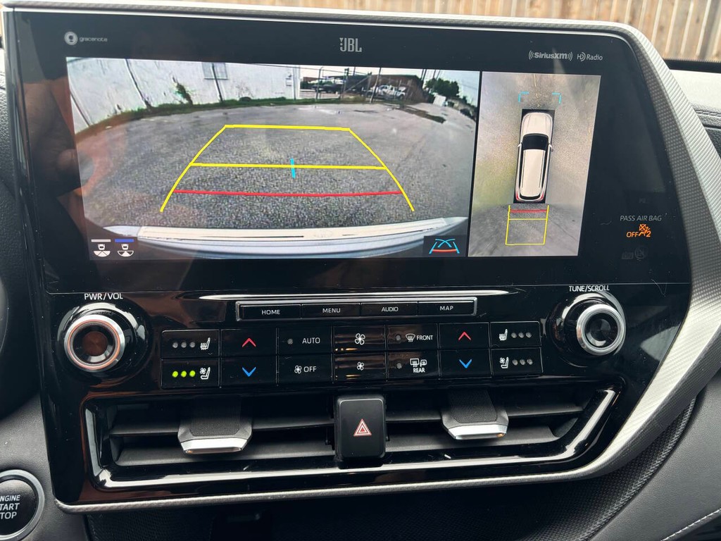 Toyota Highlander Vehicle Full-screen Gallery Image 24