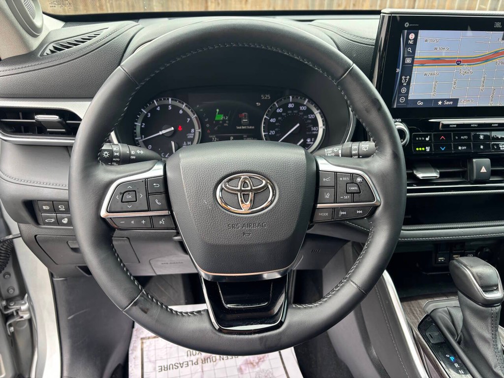 Toyota Highlander Vehicle Full-screen Gallery Image 27