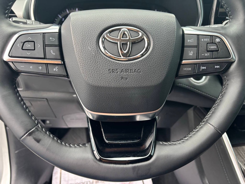 Toyota Highlander Vehicle Full-screen Gallery Image 28
